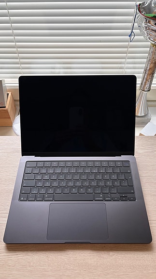 Apple MacBook Pro 14" M5 / 16 Gt / 1 Tt / takuu voimassa.