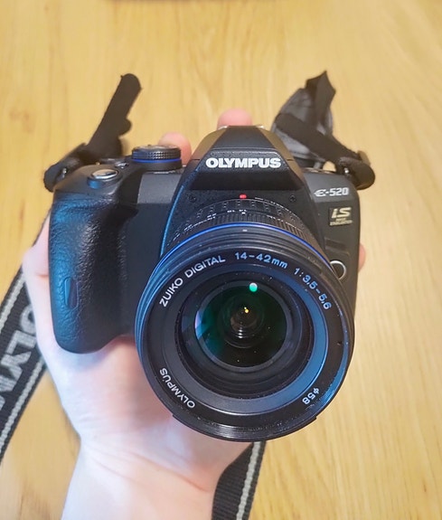Olympus E-520 järjestelmäkamerapaketti + kaksi objektiivia ja tarvikkeet