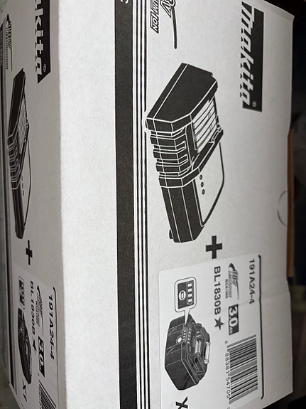 Makita 191A24-4 BL1860B 18V akkupaketti ja laturi