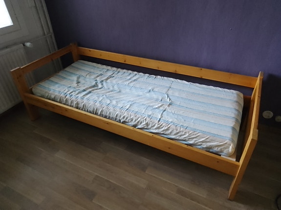 Yhden hengen sänky ja patja