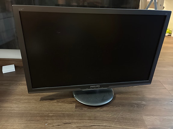 Good and reliable screen // hyvä ja toimiva mutta vanha näyttö