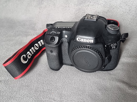 Canon EOS 7D runko 2kpl (360,-), 1kpl (185,-)