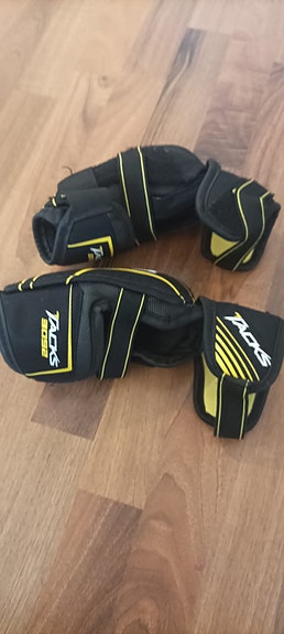 CCM Tacks kyynärsuojat.