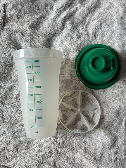 Tupperware shaker-mitta-astia 450 ml vihreällä kannella