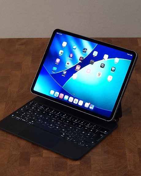 Apple iPad Pro 11" 4th Cellular + Apple Magic Keyboard
