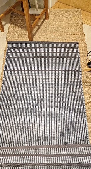 Tekstiilitaiteilija Eija Rasinmäen suunnittelema puuvillamatto 75x200 cm