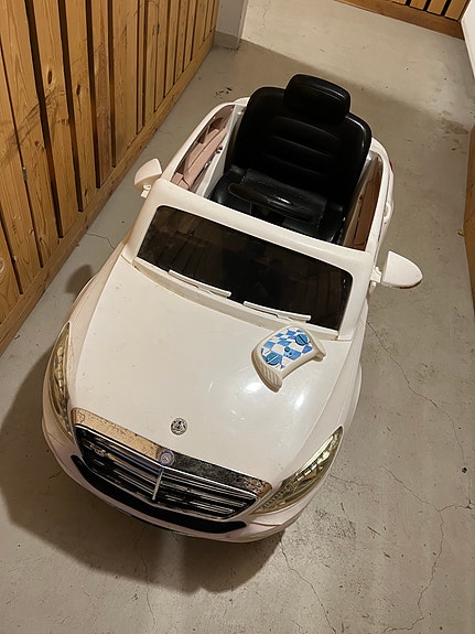 Lasten sähköauto Mercedes Benz