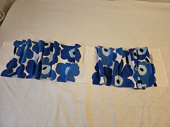 Marimekko Unikko kankaasta verhokappa