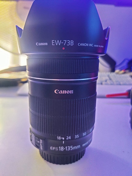 Canon EF-S 18-135mm f/3.5-5.6 IS zoom-objektiivi