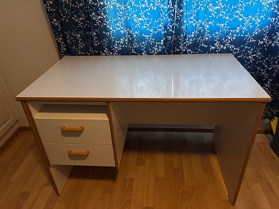 Koulupöytä