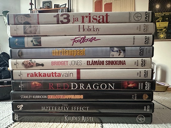 DVD-elokuvapaketti (mm. Holiday, Uhrilampaat, Red Dragon)