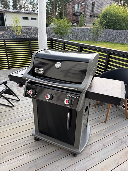 Weber Spirit kaasugrilli sivukeittimellä
