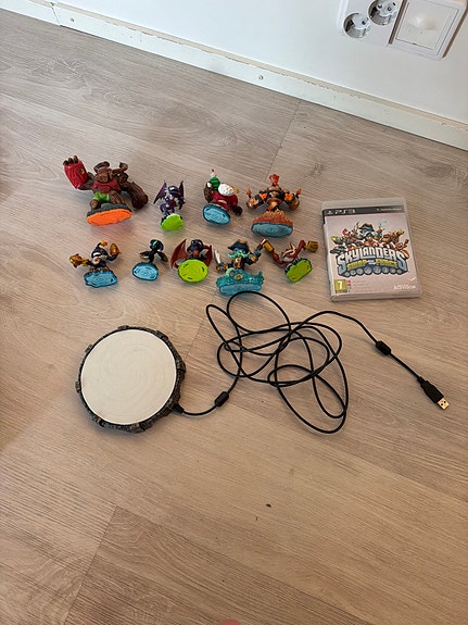 PlayStation 3 Skylanders Giants -peli ja hahmisetti