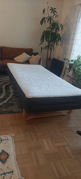 Myydään runkosänky 90×200cm ja uudenveroinen petauspatja