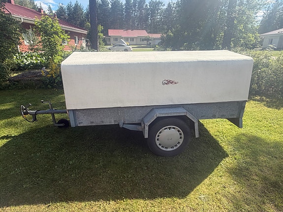 Peräkärry kuomulla