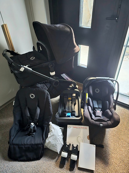 Bugaboo Fox 2 all black vaunut ja turvakaukalo adaptereilla sekä telakalla