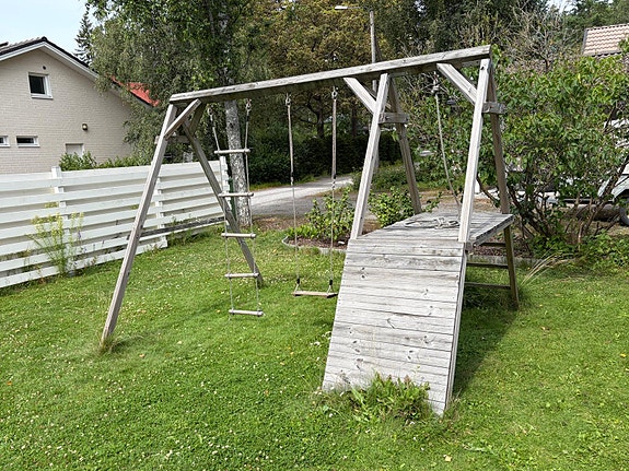 Kiipeilyteline keinujen kera