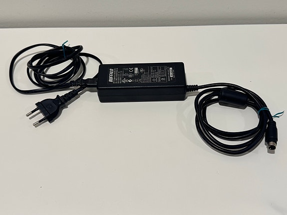Buffalo virtalähde / muuntaja UEA325D-0512 (5V / 12V 4-pin DIN)