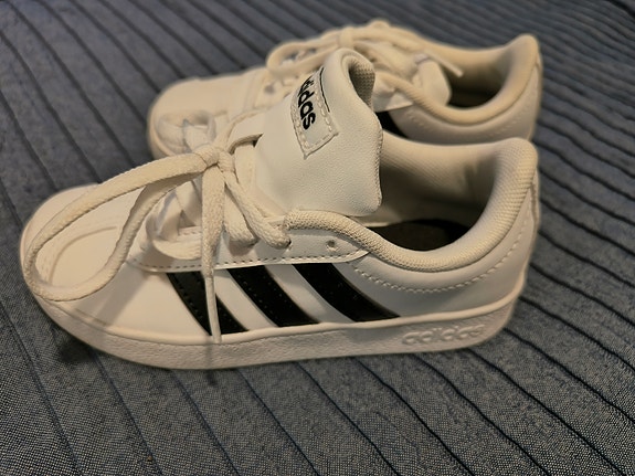 Adidas tennarit