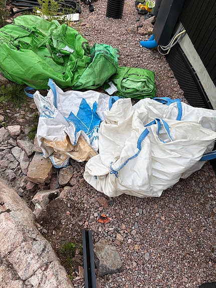 Suursäkkejä piha- ja rakennusjätteelle