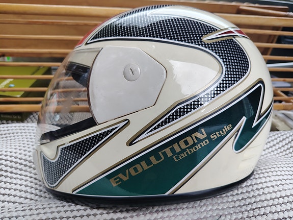 MT Evolution Carbono Stile kypärä koko L valkoinen vihreillä yksityiskohdilla