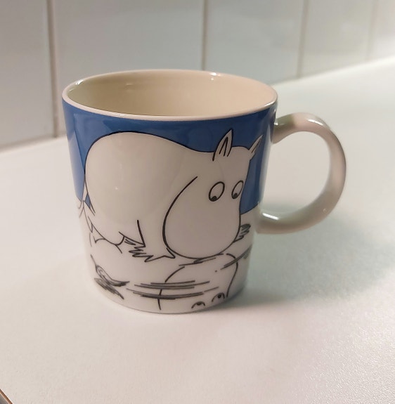 Muumimuki Muumipeikko jäällä