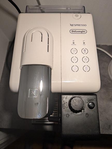 De’Longhi Nespresso Lattissima Touch F511 -kahvikone, valkoinen