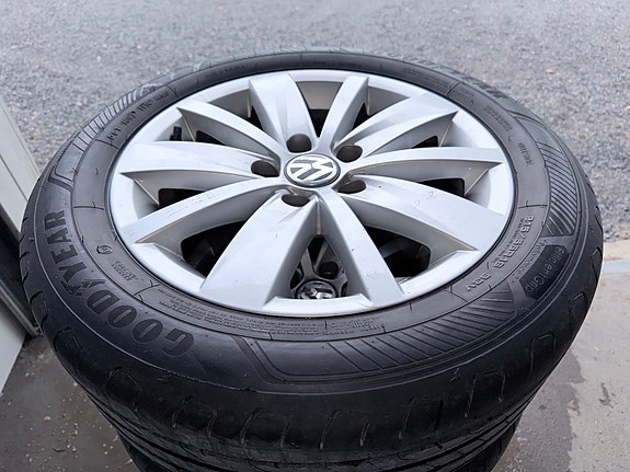 215/55R16 Goodyear lähes uudet kesärenkaat Vw aluvanteilla 5x112