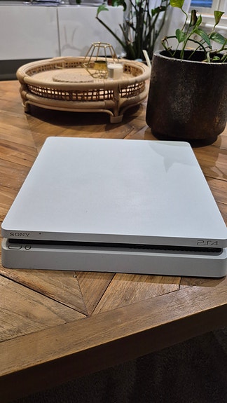PlayStation 4 Slim – toimii – HDMI mukana – ei ohjaimia