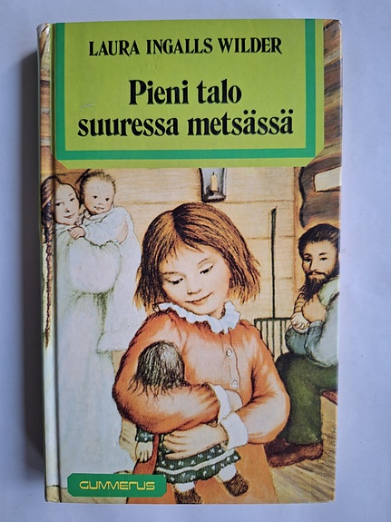 Pieni talo suuressa metsässä