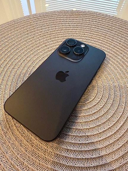 Apple iPhone 15 Pro 128 GB sis. laturi