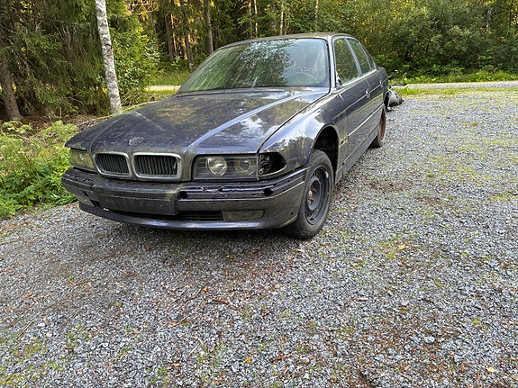 BMW E38 tyhjä kori