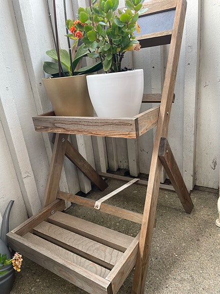 Puinen taitettava kukkateline parvekkeelle