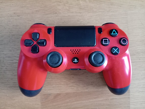 Punainen PlayStation 4 ohjain