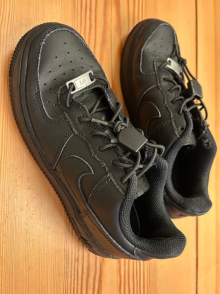 Nike Air Force 1 mustat unisex-lenkkarit (koko: 36.5)