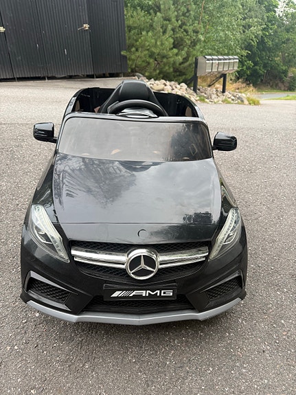 Sähköinen Mercedes-Benz AMG -lastenauto