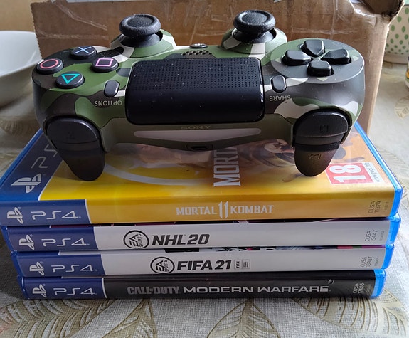 peli PlayStation 4 ja Sony DualShock 4 ohjain ps4