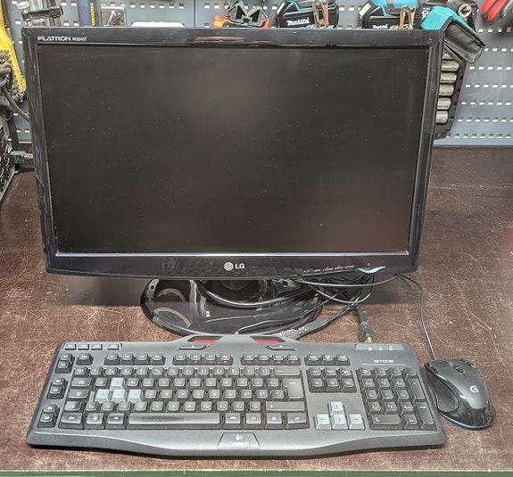 Setti LG näyttö 21,5", Logitech-pelinäppis ja -hiiri