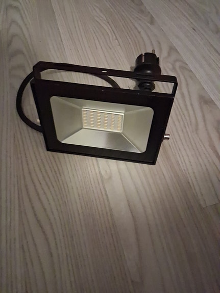 EMAX LED-ulkovalaisin 20W IP44 4000K