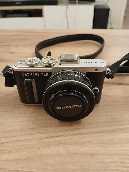 Olympus PEN järjestelmäkamera 14–42mm objektiivilla