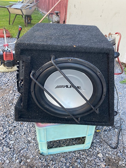 Alpine subwoofer kotelolla ja vahvistimella