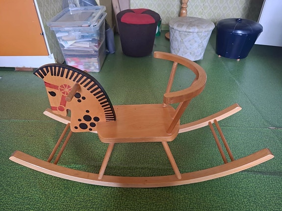 Puinen keinuhevonen