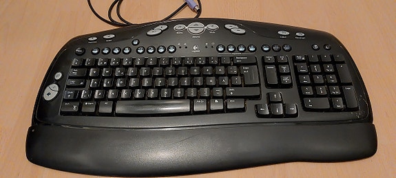 Logitech PS/2 näppäimistö
