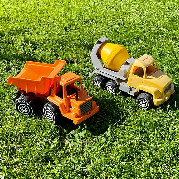 Plasto kuorma-auto ja betoniauto