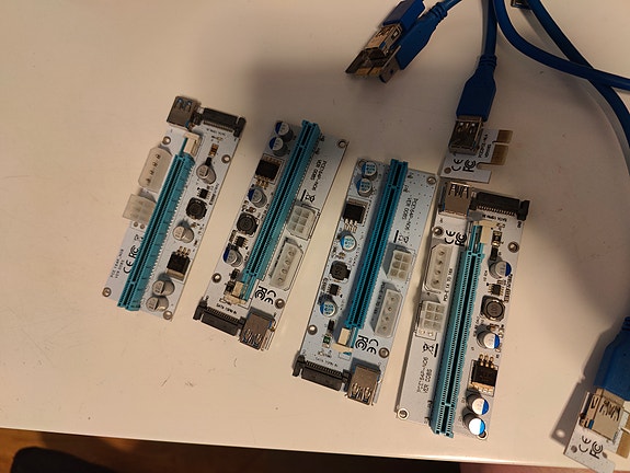 4kpl PCI-E riser -kortit ja USB-kaapelit