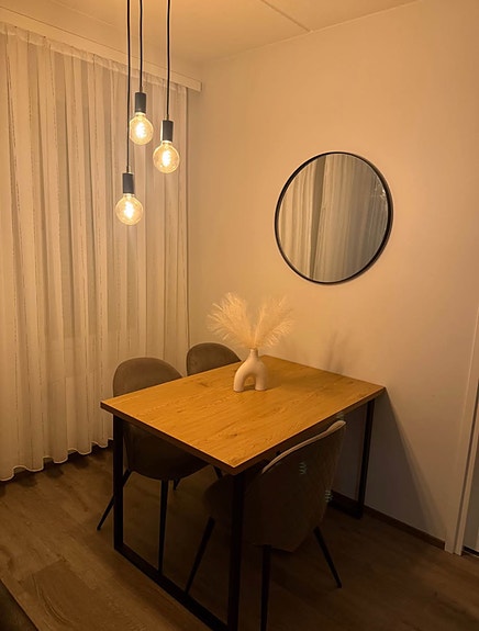 P120 pöytä lämmin tammi + 4 tuoli KOKKEDAL sametti