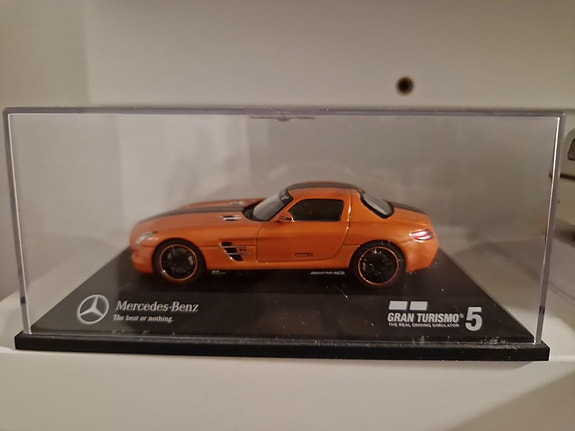 Mercedes-Benz SLS AMG Gran Turismo 5 -pienoismalli oranssi