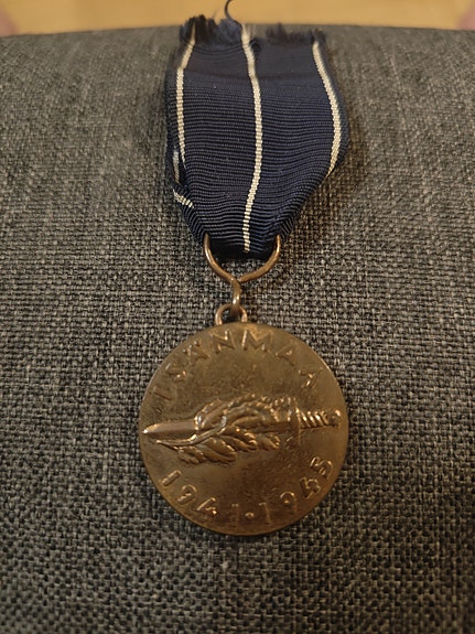 Jatkosodan muistomitali sinisellä nauhalla