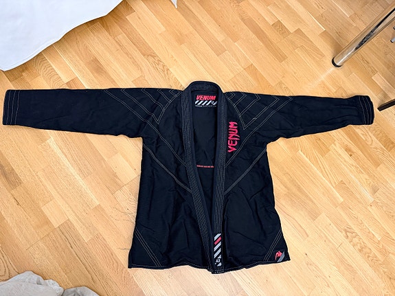 VENUM BJJ GI A3 (MUSTA/PUNAINEN)