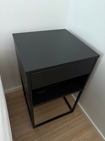 IKEA musta yöpöytä